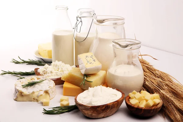 Diferentes produtos lácteos saudáveis em fundo rústico com leite — Fotografia de Stock