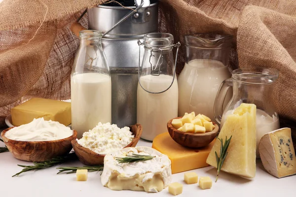 Diferentes produtos lácteos saudáveis em fundo rústico com leite — Fotografia de Stock