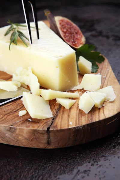 Piece of parmesan cheese. fresh italian parmesan cheese — Stock Photo, Image