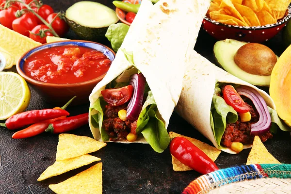 Mexican food, including tacos, guacamole, nachos and pepper on r — Stock Photo, Image
