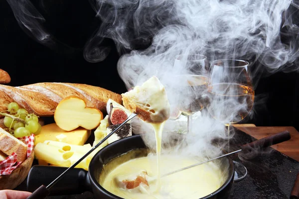 Dîner gourmand à la fondue suisse un soir d'hiver avec un assortiment de ch — Photo