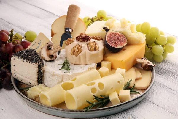 Different sorts of cheese. Cheese platter with different cheese — Stock Photo, Image