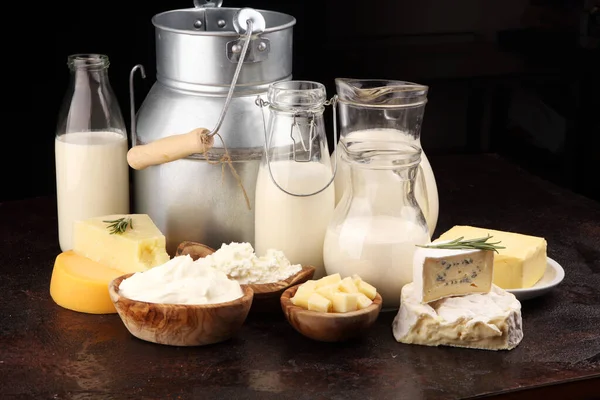 Διαφορετικά υγιεινά γαλακτοκομικά προϊόντα σε ρουστίκ φόντο με γάλα — Φωτογραφία Αρχείου