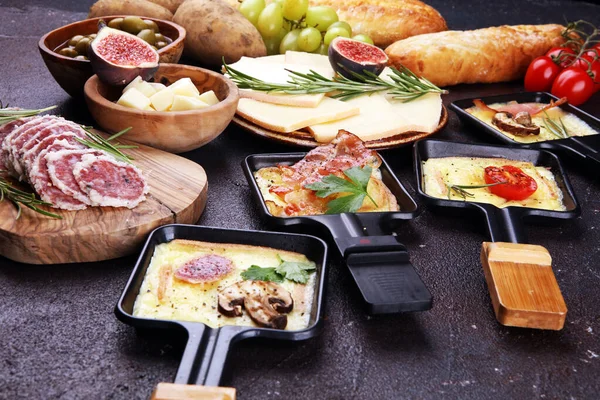 Delicioso queso tradicional suizo derretido raclette en cubitos hervir — Foto de Stock