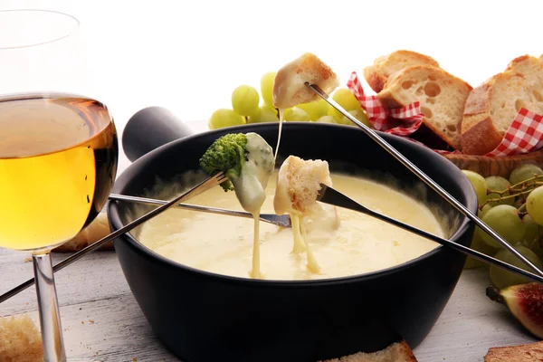 Dîner gourmand à la fondue suisse un soir d'hiver avec un assortiment de ch — Photo