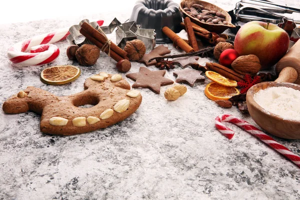 Peču vánoční sušenky. Typické skořice hvězdy pekárna s spi — Stock fotografie