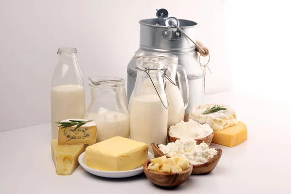 Різні здорові молочні продукти на сільському фоні з молоком — стокове фото