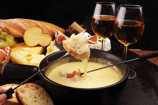 Schweizer Gourmet-Fondue-Abendessen an einem Winterabend mit verschiedenen — Stockfoto