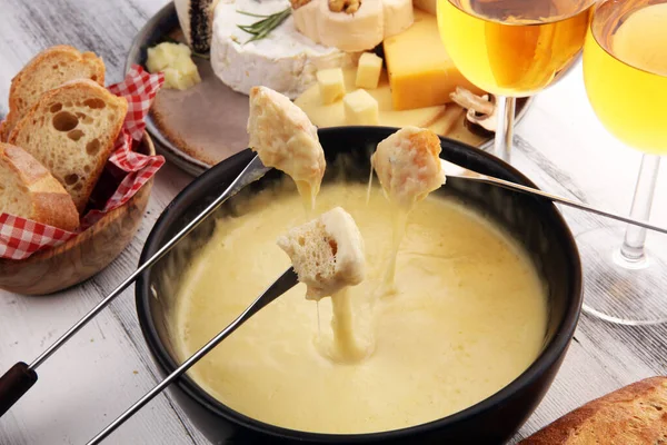 Schweizisk fondue gourmetmiddag på en vinterkväll med blandade ch — Stockfoto