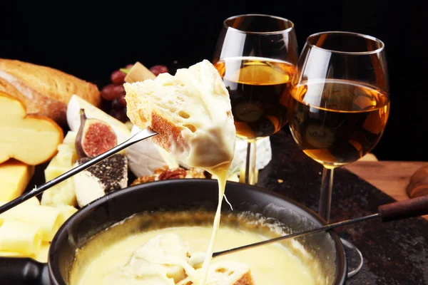 Wykwintną kolację szwajcarskiego fondue na zimowy wieczór z różne ch — Zdjęcie stockowe