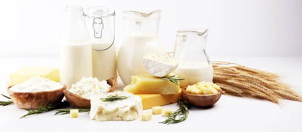 Diferentes productos lácteos saludables sobre un fondo rústico con leche —  Fotos de Stock