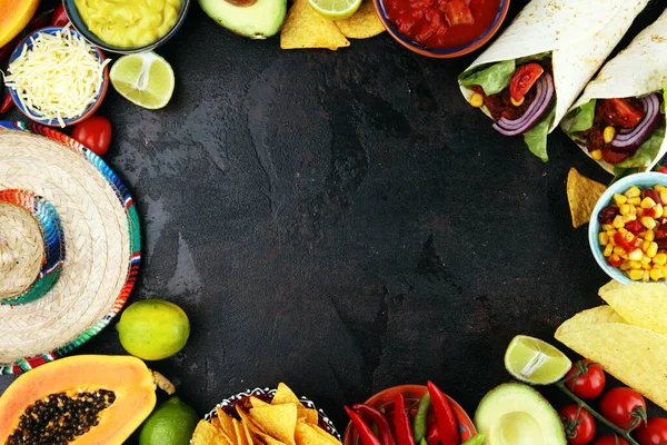 Mistura de comida mexicana com nachos copyspace frame fundo colorido — Fotografia de Stock