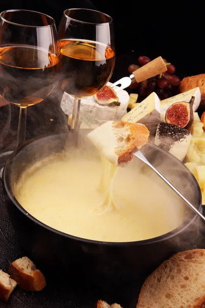 Gurme İsviçre fondü yemek çeşitli ch ile bir kış akşamında — Stok fotoğraf
