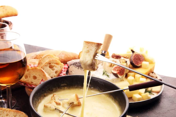 Cena de fondue suiza gourmet en una noche de invierno con surtido ch — Foto de Stock