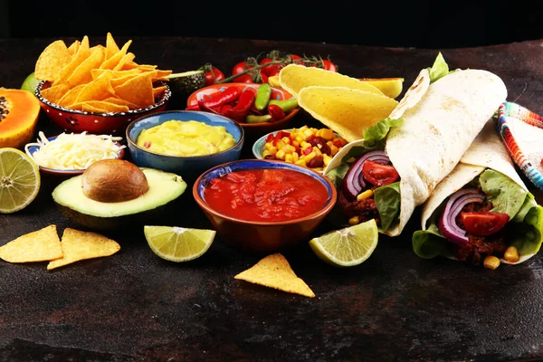 Comida mexicana, incluyendo tacos, guacamole, nachos y pimienta en r — Foto de Stock