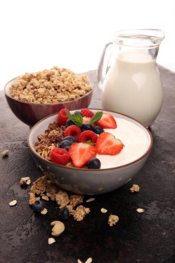 Lezzetli ev yapımı granola masada servis ediliyor. Sağlıklı bir kahvaltı.