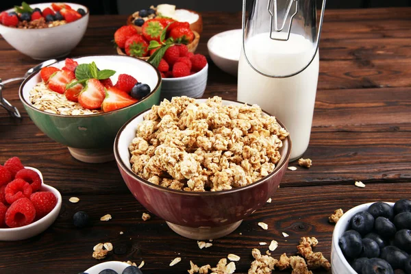 Sabrosa granola casera servida sobre la mesa. Desayuno saludable con un —  Fotos de Stock