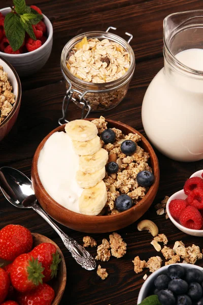 Sabrosa granola casera servida sobre la mesa. Desayuno saludable con un —  Fotos de Stock