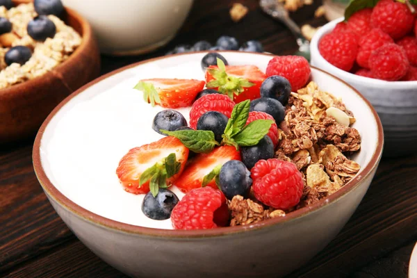 Sabrosa granola casera servida sobre la mesa. Desayuno saludable con un —  Fotos de Stock