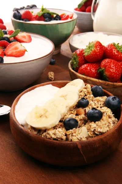 Sabrosa granola casera servida sobre la mesa. Desayuno saludable con un —  Fotos de Stock