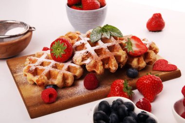 Geleneksel Belçika waffleları taze yaban mersini, şeker ve ra