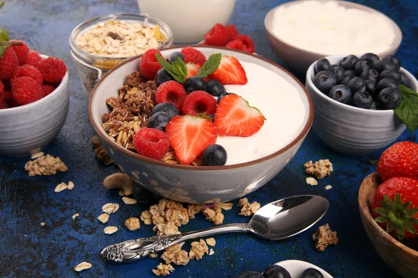 Sabrosa granola casera servida sobre la mesa. Desayuno saludable con un —  Fotos de Stock