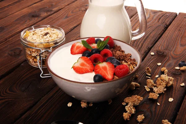 Sabrosa granola casera servida sobre la mesa. Desayuno saludable con un —  Fotos de Stock