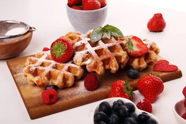 Traditional belgian waffles with fresh blueberries, sugar and ra — Stock Photo, Image