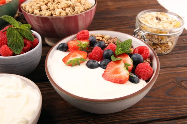 Sabrosa granola casera servida sobre la mesa. Desayuno saludable con un —  Fotos de Stock