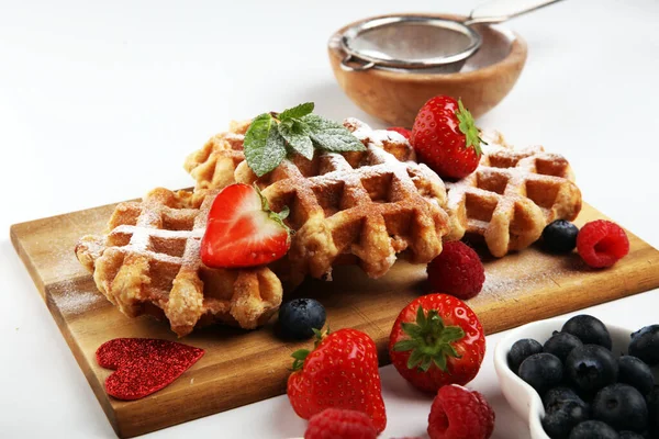 Traditional belgian waffles with fresh blueberries, sugar and ra — Stock Photo, Image