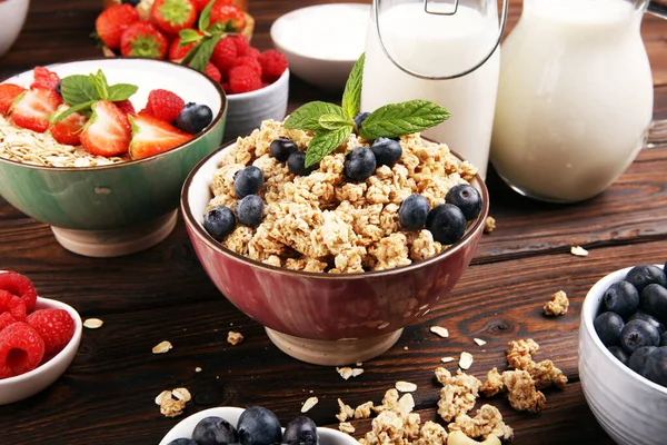 Sabrosa granola casera servida sobre la mesa. Desayuno saludable con un —  Fotos de Stock