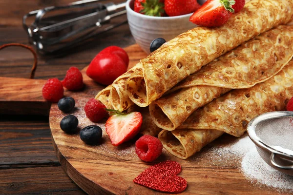 Delicious Tasty Homemade crepes or pancakes with raspberries and — Stock Photo, Image