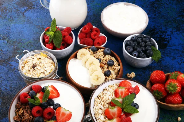 Granola caseira saborosa servida na mesa. Café da manhã saudável com um — Fotografia de Stock