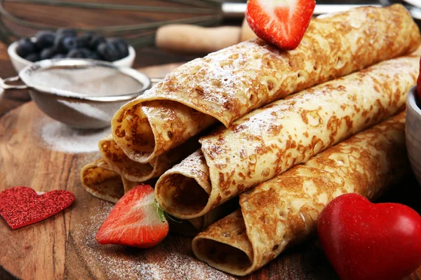 Deliciosos crepes caseros sabrosos o panqueques con frambuesas y —  Fotos de Stock