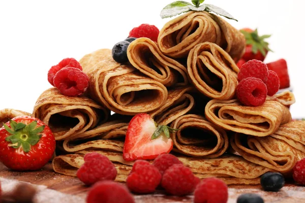 Deliciosos crepes caseros sabrosos o panqueques con frambuesas y —  Fotos de Stock