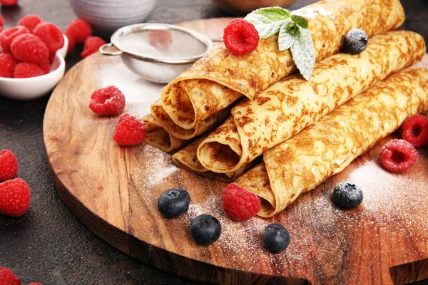 Deliziose crepes fatte in casa gustose o frittelle con lamponi e — Foto Stock