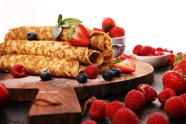 Heerlijke smakelijke zelfgemaakte pannenkoeken of pannenkoeken met frambozen en — Stockfoto