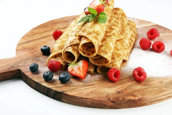 Deliciosos crepes caseros sabrosos o panqueques con frambuesas y — Foto de Stock