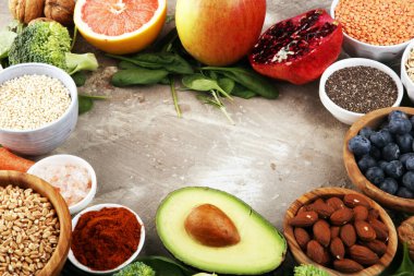 Sağlıklı yiyecekler temiz yeme seçimi: meyve, sebze, tohum, su