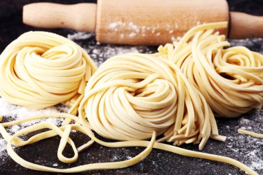 Çiğ ev yapımı makarna. Taze İtalyan geleneksel çiğ fre