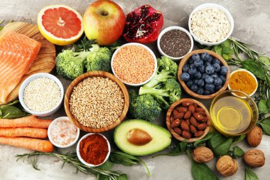 Sağlıklı gıda temiz yeme seçimi: balık, meyve, sebze, cer