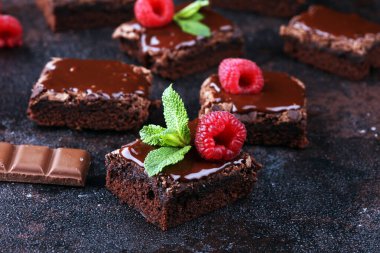 Çikolatalı browni kek tatlı Ahududu ve baharat ahşap zemin ile.