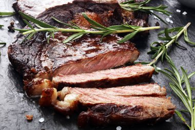 Barbekü kaburga gözü bifteği veya kıç bifteği - kurutulmuş Wagyu barbeküsü E