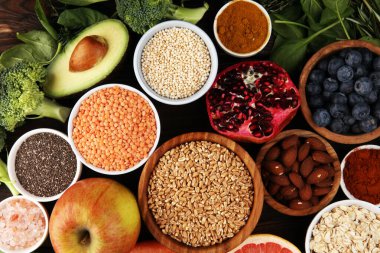 Sağlıklı yiyecekler temiz yeme seçimi: meyve, sebze, tohum, su