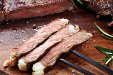 Barbekü kaburga gözü bifteği veya kıç bifteği - kurutulmuş Wagyu barbeküsü E