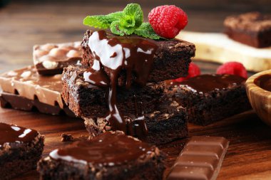 Çikolatalı browni kek tatlı Ahududu ve baharat ahşap zemin ile.