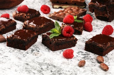 Çikolatalı browni kek tatlı Ahududu ve baharat ahşap zemin ile.