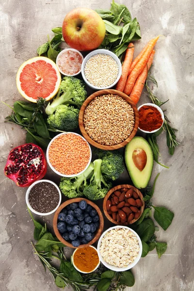 Auswahl an gesunden Lebensmitteln: Obst, Gemüse, Samen, — Stockfoto