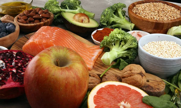 Aliments sains sélection d'aliments propres : poisson, fruits, légumes, cerise — Photo