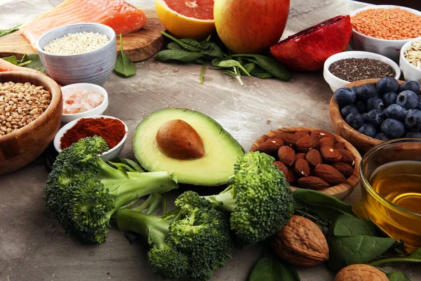 Alimentação saudável seleção de alimentação limpa: peixe, frutas, vegetais, cervejas — Fotografia de Stock